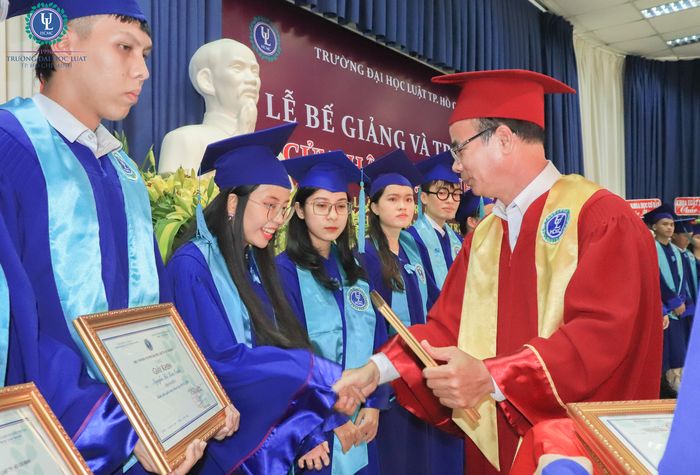 Lễ Tốt Nghiệp Và Trao Bằng Hệ Chính Quy Cho Gần 1400 Tân Cử Nhân Khóa 41
